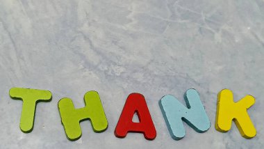 Soyut desenli arkaplanda yazılan teşekkür ederim.