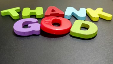 Teşekkürün renkli ifadesi. Canlı 