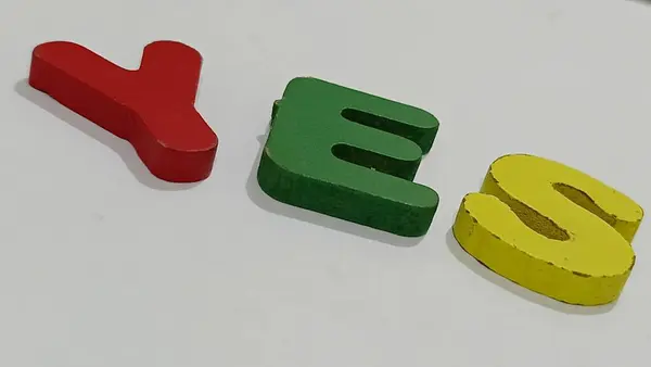 Evet Beyaz Arkaplanda Renkli Mektuplar