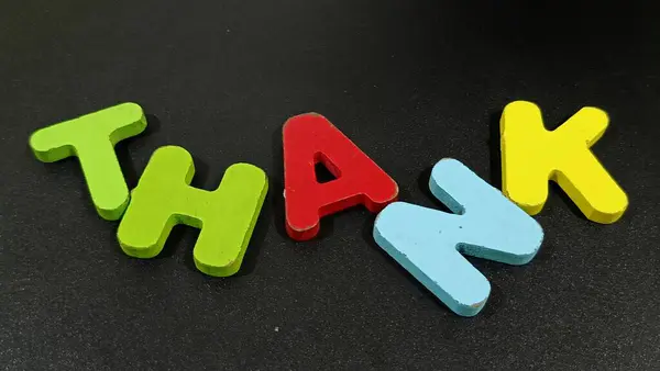 Kara Arkaplanda Tahtadan Renkli Teşekkür Sözleri.