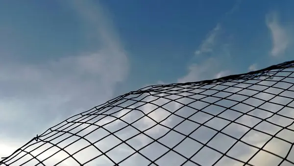 Gökyüzü Arkaplanlı Demir Ağ