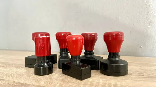 Tahta desenli arka planı olan çeşitli pul koleksiyonları..