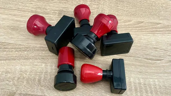 Tahta desenli arka planı olan çeşitli pul koleksiyonları..