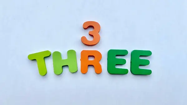 Üç numaralı renkli ahşap ve üç numaralı kelime: