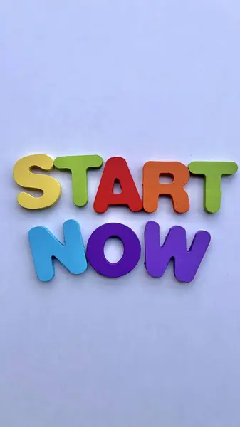 Beyaz Arkaplanda Renkli Ahşap Harfler