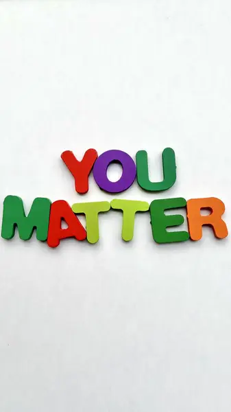 Beyaz Arkaplanda Renkli Ahşap 'Sen Önemlisin' İletisi