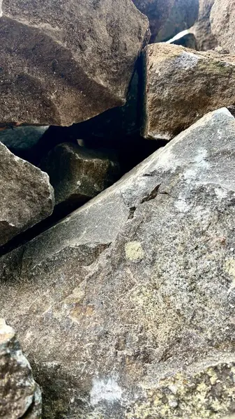 Büyük, desenli kayaların yakın çekim görüntüsü.