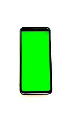 Beyaz Arkaplanda Yeşil Ekranlı Akıllı Telefon. Telefon dikey olarak konumlandırıldı. 
