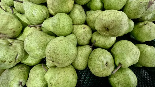 Taze ve canlı bir yeşil armut yığını..