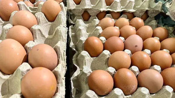 Karton kutularda taze kahverengi yumurtalar.