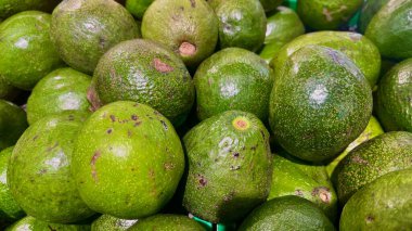 Dokulu yüzeyde taze yeşil avokadolar..