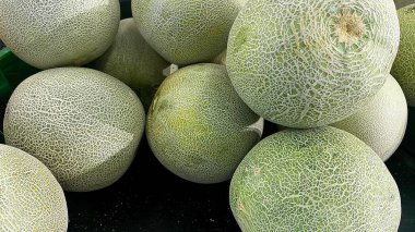 Kavun yığınının yakın çekim görüntüsü.
