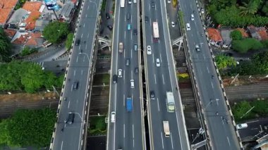 Otoyol trafiğinin, arabalar, kamyonlar ve otobüslerle dolu olduğu hava aracı görüntüleri. Şehir manzarası. DKI Jakarta, Endonezya - 09 Januari 2025