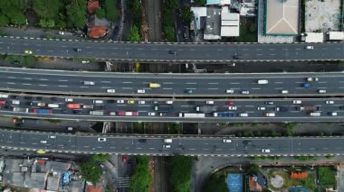 Yoğun otoyol trafiğinin, arabaların, kamyonların ve şehir altyapısının insansız hava aracı görüntüleri. DKI Jakarta, Endonezya - 09 Januari 2025