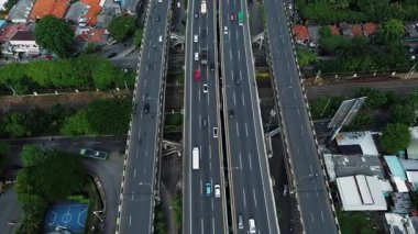 Yoğun trafiği olan çok şeritli bir otobanın İHA görüntüleri, yukarıdan görülüyor. Kentsel alanları çevreleyen alanlar görülebilir. DKI Jakarta, Endonezya - 09 Januari 2025