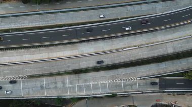 Hareket halindeki arabalarla otoyol kesişiminin insansız hava aracı görüntüsü. Yoğun şehir trafik manzarası.
