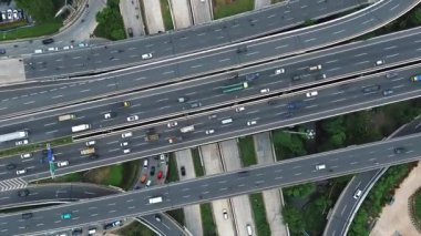 Yoğun bir otoyol kavşağının çeşitli araçlarla tepe noktası. Yoğun trafik akışı. Çoklu Şeritler.