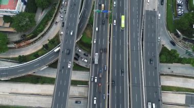 Yoğun şehir otoyolunun yüksek açılı görüntüsü, çeşitli araçlar, üstgeçitler ve çevre binalar. DKI Jakarta, Endonezya - 10 Januari 2025