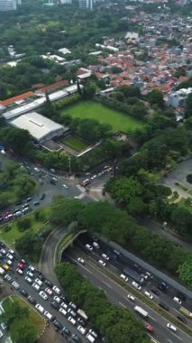 Yoğun bir şehir kavşağı ve yoğun trafik sıkışıklığı olan otoyolun yüksek açılı görüntüsü.