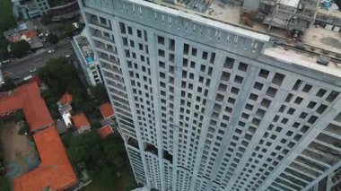 İnşaat halindeki yüksek açılı bir binanın beton yapısını ve çevresini gösteren yüksek açılı görüntüsü..