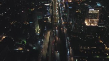 Gece şehrin göz kamaştırıcı hava manzarası aydınlanmış sokakları, trafik akışını ve şehir mimarisini gözler önüne seriyor. DKI Jakarta, Endonezya - 27 Ocak 2025