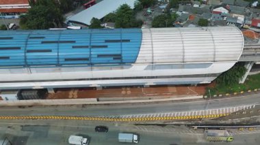 Jakarta LRT istasyonunun hava görüntüleri istasyon binasını, rayları ve çevresindeki alanı gösteriyor..