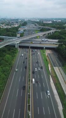 Jakarta 'nın Hafif Demiryolu (LRT) sisteminin hava görüntüleri ve yoğun bir otoyol, kentsel altyapı ve trafik akışını gösteriyor.