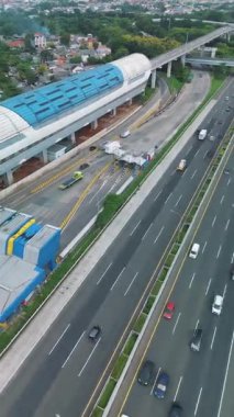 Yüksek açılı görüntüler yoğun trafiği olan bir otoyolu gösteriyor..