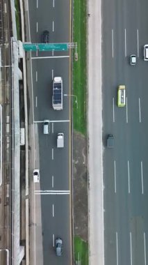 Yoğun şehir otobanı manzarası ve çeşitli araçlar hareket ediyor. Pürüzsüz trafik akışı.