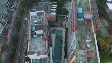 Çatıların, havuzun ve şehir caddesinin drone görüntüleri. Yüksek açı. DKI Jakarta, Endonezya - 31 Ocak 2025