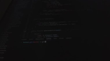 Geliştirme bölümüne şube değiştirmek için Git kontrol komutunun çalıştırılmasını gösteren bir terminal ekranı. Görüntüde kod ve depo yönetimi.