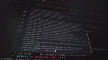 PHP Artisan Göç komutunu üretim ortamında çalıştıran bir terminalin yakın plan görüntüsü. Ekranda veritabanı göç günlükleri ve Git şubeleri gösteriliyor.