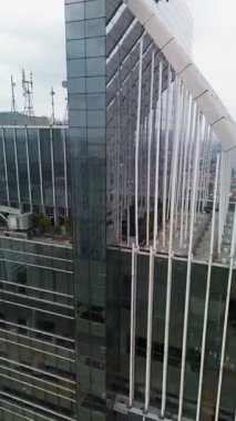 Talvera 'nın eşsiz tasarımı ve şehir manzarası ile çatı katının yüksek açılı görüntüsü. Statik kamera. DKI Jakarta, Endonezya - 17 Pazar 2025