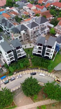 Kenar mahallelerdeki modern evlerin ve eski evlerin insansız hava aracı görüntüleri. Yüksek açılı manzara, sokakları ve manzarayı gösteriyor..