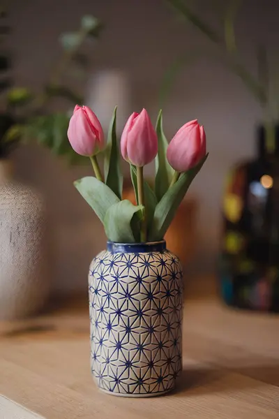 Dekoratif desenli Minimalist Arkaplan Vazosunda Zarif Pembe Laleler