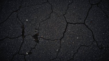 Çatlak Asfalt Yolu Doku Arkaplanı, Şehir Sokağı, İnşaat ve Onarım Konseptleri İçin Ayrıntılı Çatlak Desenli Karanlık Asfalt