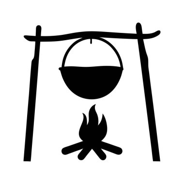 Kamp ateşi, ateşte pişen tencere. Tahta üçayakla asılı. Açık havada yemek pişirme, hayatta kalma.