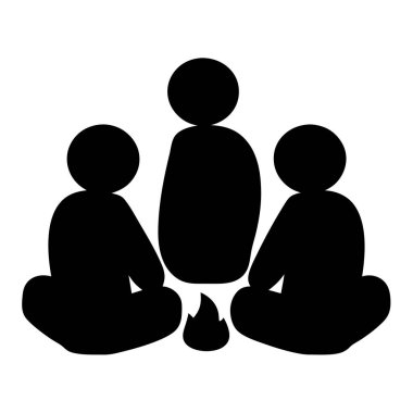 Kamp ateşinin etrafında oturan üç kişi Arkadaş Toplama Ekibi