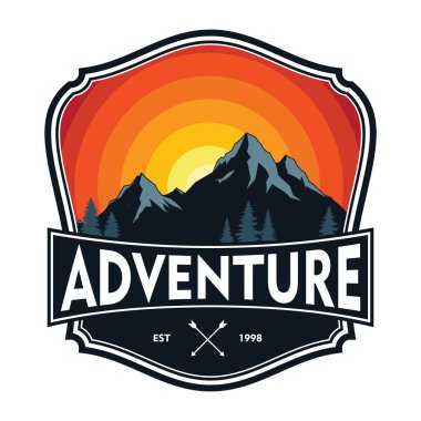 Klasik macera etiketi, rozet, amblem veya dağ silueti ve güneş patlaması içeren logo