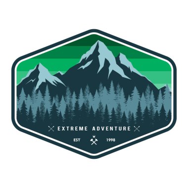 Dağlar ve orman vektör çizimi. Açık hava macera etiketi veya logo amblemi