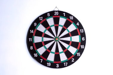 Beyaz arka planda izole edilmiş klasik dart tahtası. Dart oyunu, isabet hassasiyeti ve gol konsepti için hedef tahtası. Rekabet, strateji ve başarı motivasyonu için spor ekipmanları.