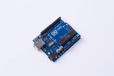 Malang, 24 Mart 2025. Beyaz arka planda Arduino Uno mikro kontrol panosunun yan görüntüsü. DIY elektronik, robotik, gömülü sistem, prototip donanımı, kodlama için açık kaynak platformu.