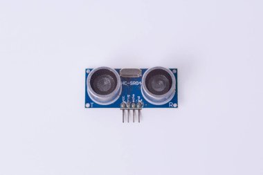 Malang, 24 Mart 2025. Beyaz arkaplandaki HC-SR04 ultrasonik sensör modülünün ön görüntüsü. Arduino, robotik, engelli algılama, DIY elektronik sensörü.