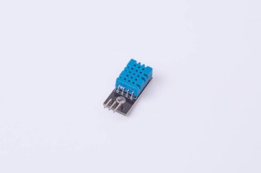 Malang, 24 Mart 2025. DHT11 sıcaklık ve nem sensör modülünün yan görüntüsü. Arduino için dijital sensör, IoT projeleri, hava gözlemi, ev otomasyonu. Beyaz arkaplan.