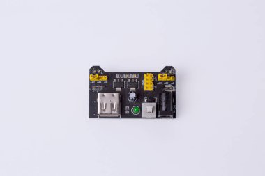 Malang, 24 Mart 2025. USB ve DC girişli 5V 3.3V ekspres güç kaynağı modülünün ön görüntüsü. DIY elektronik, prototip ve robot projeleri. Beyaz arkaplanda izole.