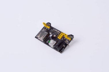 Malang, 24 Mart 2025. USB ve DC girişli 5V 3.3V ekspres güç kaynağı modülünün yan görüntüsü. DIY elektronik, prototip ve robot projeleri. Beyaz arkaplanda izole.