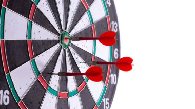 Beyaz zemin üzerinde izole edilmiş dart tahtasına yakın kırmızı dartların hedefi vuruşunun yan görüntüsü. İş başarısı, kesinlik, doğruluk, odaklanma, stratejik planlama, liderlik, pazarlama kavramı.