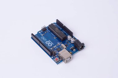 Malang, 24 Mart 2025. Beyaz arka planda Arduino Uno mikro kontrol panosunun yan görüntüsü. DIY elektronik, robotik, gömülü sistem, prototip donanımı, kodlama için açık kaynak platformu.