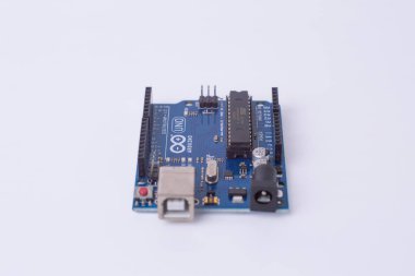 Malang, 24 Mart 2025. Beyaz arkaplandaki Arduino Uno mikro kontrol panelinin ön görüntüsü. DIY elektronik, robotik, gömülü sistem, prototip donanımı, kodlama için açık kaynak platformu.