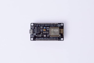 Malang, 24 Mart 2025. Wi-Fi modüllü NodeMCU ESP8266 Lolin v3 geliştirme panosunun üst görüntüsü. İOT, akıllı ev otomasyonu ve kablosuz prototip için ideal. Beyaz arkaplanda izole